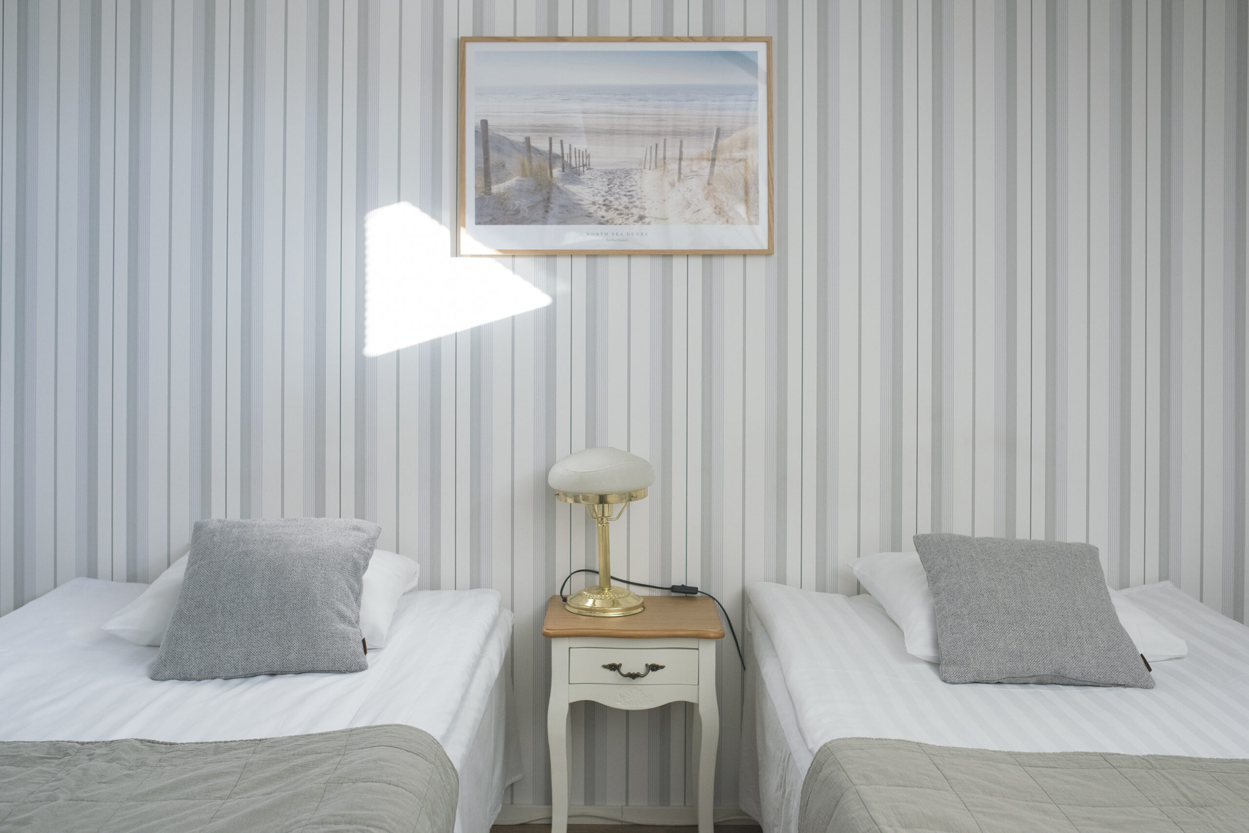 kahden hengen hotellihuone jossa erilliset pedit