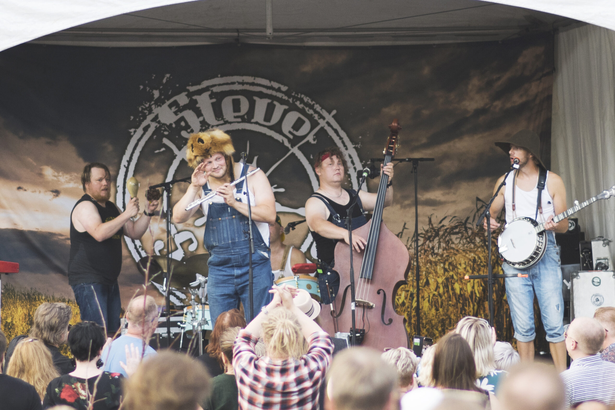 Steve´n´Seagulls bändi esiintymässä Sawohouse Garden Live lavalla