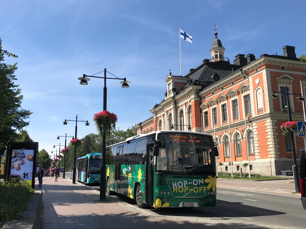 Kuva Hop-on-hop-off kaupunkibussista Kuopion kaupungintalon edessä